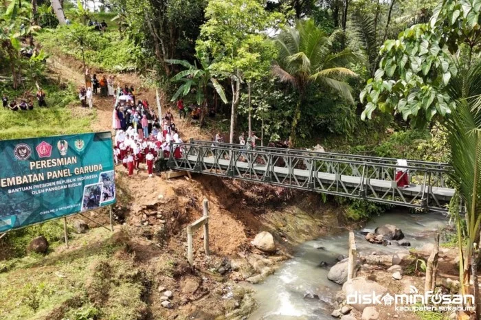 Pangdam III/Siliwangi Kosasih meresmikan Jembatan Panel Garuda di Kampung Cipanas, Desa Gunungkaramat, Kecamatan Cisolok.Ist