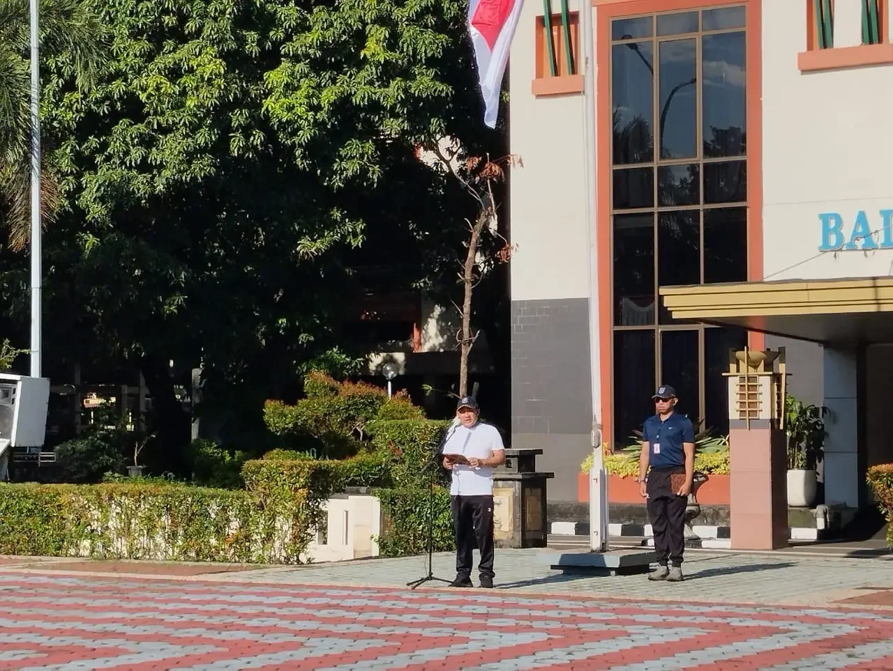 Wawalkot Depok, Chandra Rahmansyah saat menjadi pembina apel pagi di Balai Kota Depok, Jumat (05/12/25). (Foto: Diskominfo Depok)