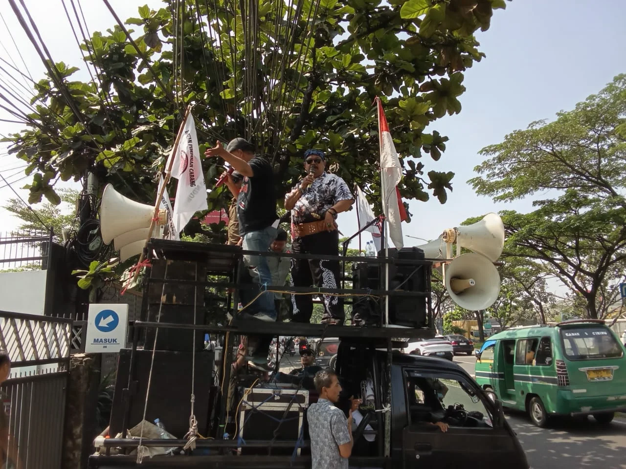 Koordinator Lapangan AMBEK Kang Ogi lagi orasi.Dok-Narasumber