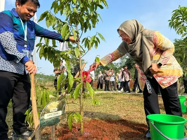 Plt Kepala DLHK Kota Depok Reni Siti Nuraeni saat melakukan penanaman pohon peringatan Hari Keanekaragaman Hayati Internasional di UIII,(Foto: Bima Muhammad/Diskominfo Depok)