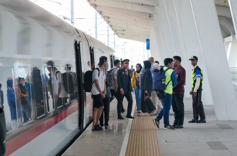Naik Kereta Cepat Whoosh, Ribuan Wisatawan Malaysia Liburan ke Bandung Selama Nataru