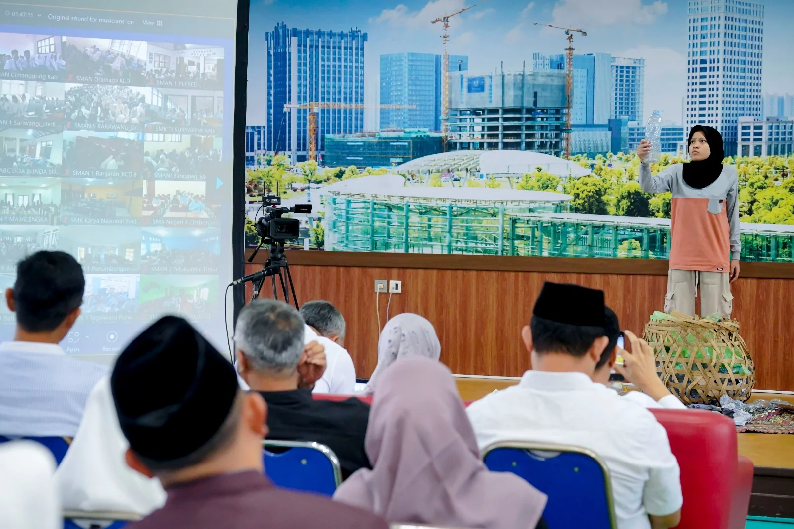 Kepala Dinas Pendidikan (Kadisdik) Jawa Barat, Purwanto membuka Pesantren Ekologi Ramadan 1447 Hijriah, Selasa (24/2/2026). Kegiatan ini menjadi ikhtiar bersama dalam merawat dan melestarikan bumi melalui pendidikan berbasis nilai keimanan dan kepedulian