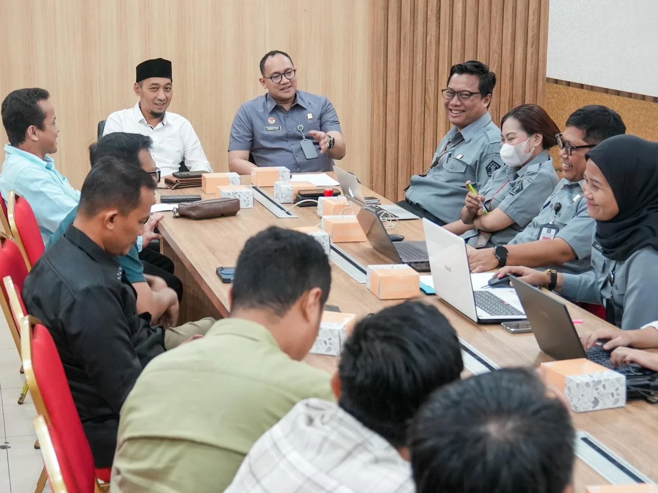 Kepala Divisi Peraturan Perundang-Undangan dan Pembinaan Hukum, Ferry Gunawan Christy, bersama Tim Kerja Harmonisasi Zonasi Kabupaten Majalengka dari Kantor Wilayah Kemenkum Jawa Barat.Dok-Humas Kemenkum Jabar