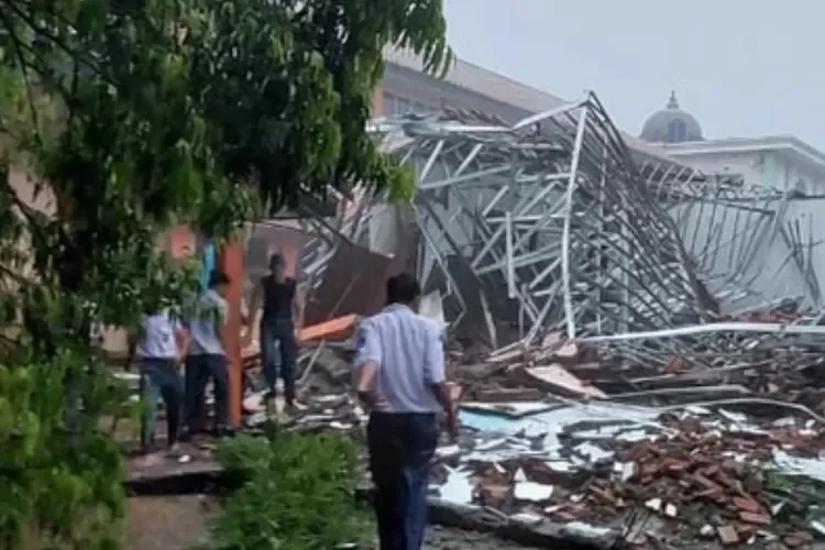 Bangunan SMKN 1 Gunung Putri Bogor Roboh, Dedi Mulyadi Minta Maaf