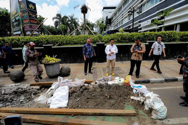 Pj Walikota Bandung, A Koswara, meninjau konstruksi galian proyek Infrastruktur Pasif Telekomunikasi (IPT) di Jalan Tamblong, Kota Bandung, Jumat (13/12/2024).