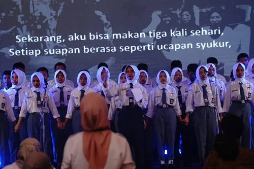 Mensos Saifulah Yusuf, Wakil Bupati Sumedang M. Fajar Aldila dan tamu yang hadir menyimak penuh  haru dengan mata berkaca-kaca.Ist