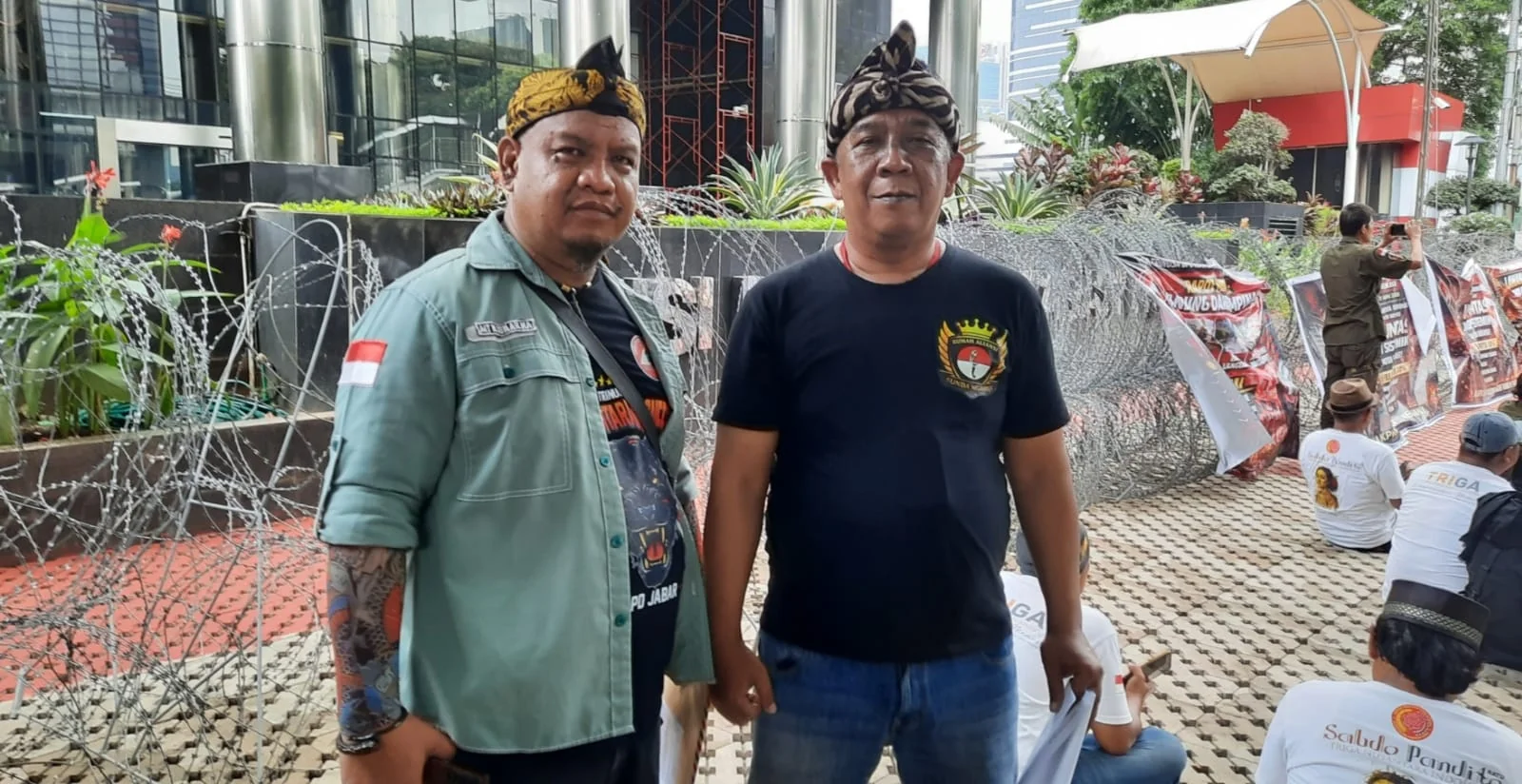 Ketua LSM Trinusa DPD Jabar,Ait Maman Sumarna, bersama Sekjen Raga Rumah Aliansi Sunda Ngahiji,Kang Ogie di Kantor KPK.Dok-KabarSunda.com