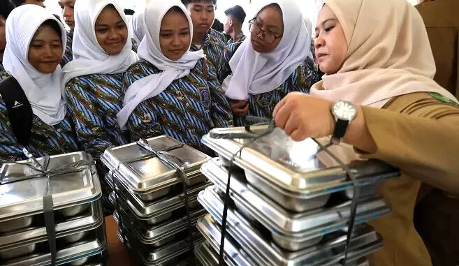Mahasiswa dan Guru Honorer Gugat Anggaran MBG ke MK