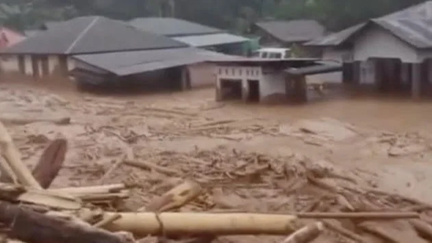 692949dd63eb8-bencana-banjir-bandang-meluluhlantakkan-sejumlah-wilayah-di-sumatera
