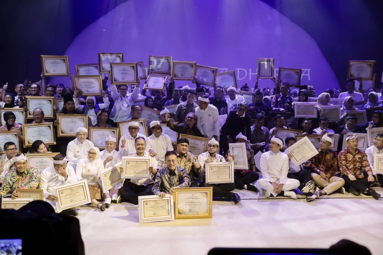 Bupati Ciamis, Herdiat Sunarya menerima secara langsung sebanyak lima penghargaan bergengsi tingkat provinsi dalam acara Anugerah Wira Dharma Jawa Barat 2025 yang digelar di Sasana Budaya Ganesa (SABUGA) ITB, Bandung.Dok-Diskomimfo Kab Ciamis