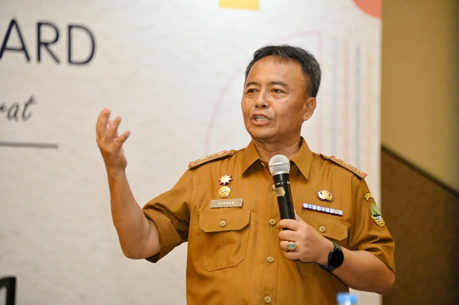 Sekda Jabar Herman Suryatman Pertemuan evaluasi stunting tingkat Provinsi (TPPS) dan Kab/kota serta Aksi Stunting Award (ASA) sebagai event kolaborasi Pentahelix Penanganan Stunting dengan Tema “Merajut asa untuk Jawa Barat” di Hotel Holiday Inn, Kota Ban