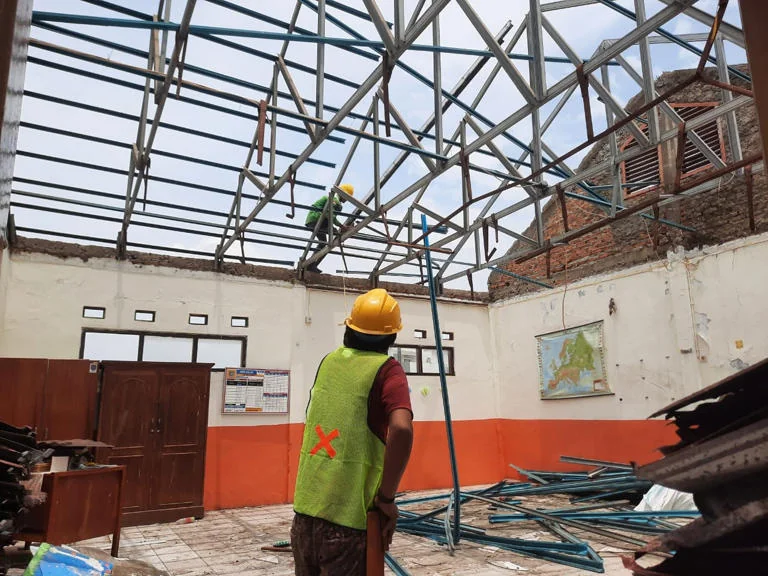 Pemerintah Kabupaten (Pemkab) Karawang menargetkan melakukan perbaikan 600 ruang kelas sekolah setiap tahun.