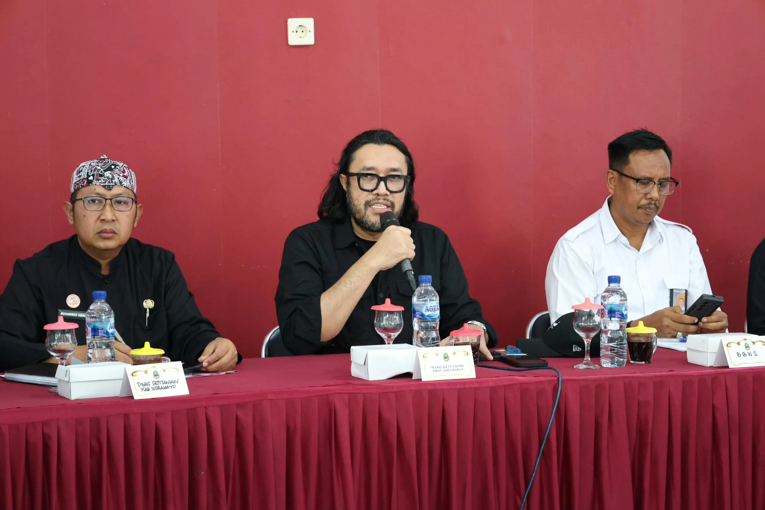 Wakil Ketua DPRD Jawa Barat Ono Surono (tengah) menggelar kegiatan Citra Bakti di Kecamatan Bangodua, Kabupaten Indramayu, Selasa (25/12/2024).
