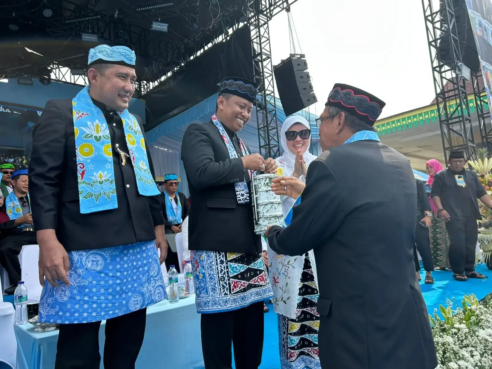 Ketua Kumpulan Orang-Orang Depok (KOOD) Berbudaya Ahmad Dahlan saat melakukan tradisi “nyorog” kepada Wali Kota Depok Supian Suri dan Wakil Wali Kota Depok Chandra Rahmansyah saat puncak perayaan Lebaran Depok 2026 di Alun-alun Timur Grand Depok City (GDC