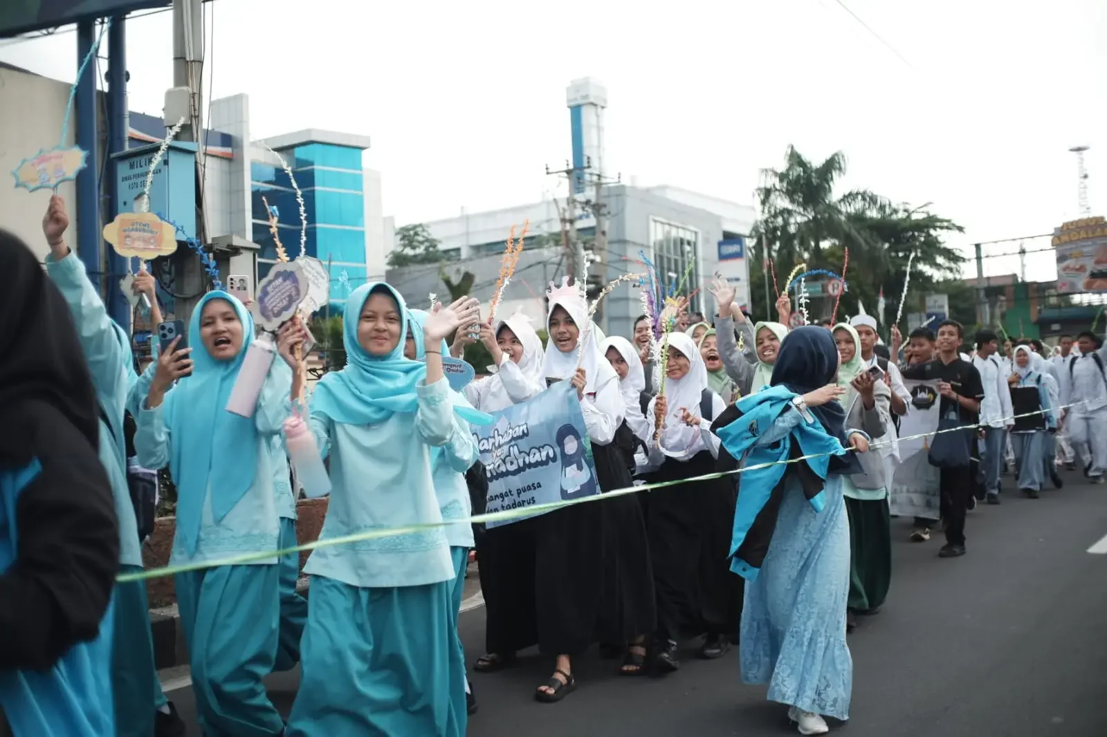Ratusan pelajar yang tergabung dalam Kesatuan Pelajar Muslim Depok (KPMD) mengikuti kegiatan pawai dalam menyambut bulan suci Ramadan 1447 Hijriah di Jalan Margonda, Jumat (13/02/26). (Foto:Diskominfo)