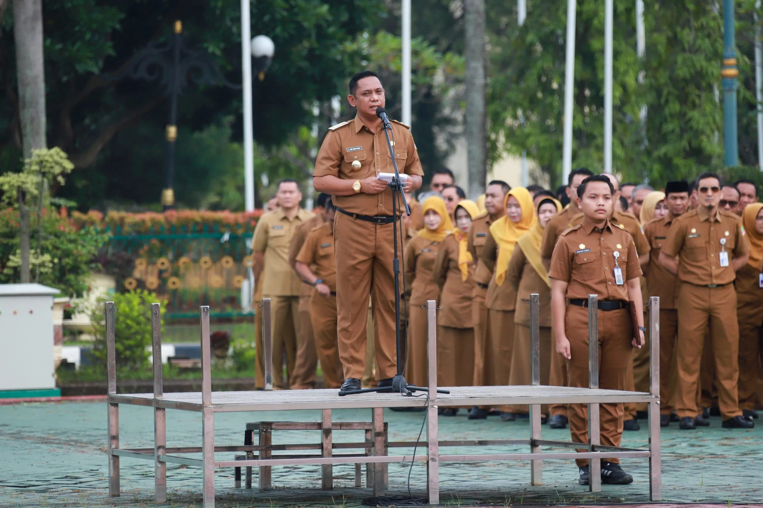 APEL PEGAWAI : Plt. Bupati Bekasi Asep Surya Atmaja memimpin apel pagi perdana di awal tahun 2026, diikuti seluruh kepala perangkat daerah dan pegawai di lingkungan Pemkab. Bekasi. Berlangsung di Lapangan Plaza Pemda, Cikarang Pusat. Senin, (05/01/2026).