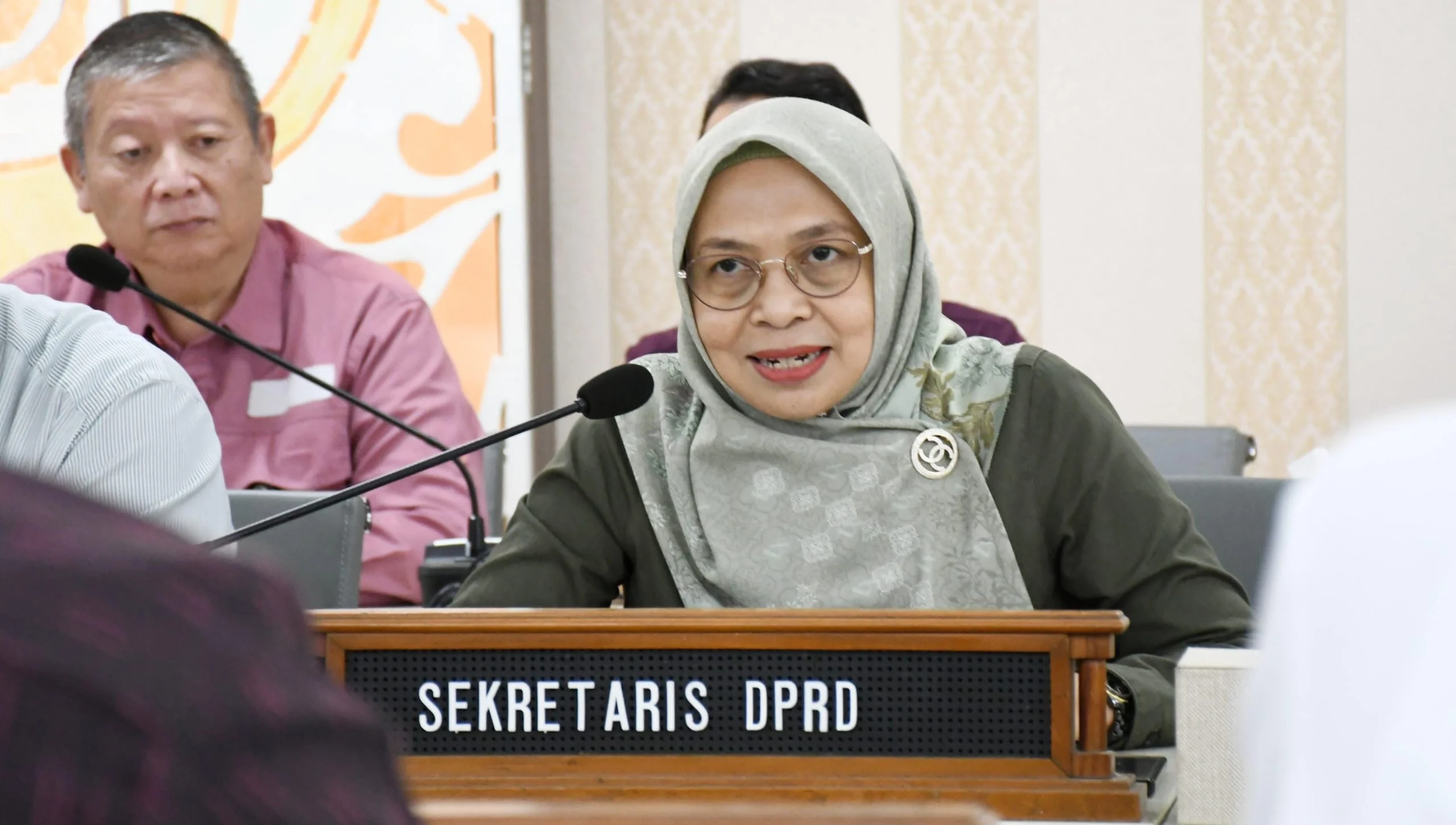 Kabag Persidangan dan Perundang-Undangan Sekretariat DPRD Provinsi Jawa Barat Iis Rostiasih menerima konsultasi dari DPRD Kabupaten Majalengka di ruang Banmus DPRD Jawa Barat, Bandung, Selasa, 4 Maret 2025.