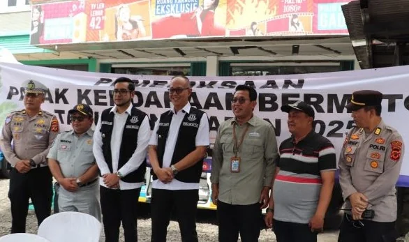 Wali Kota Sukabumi Ayep Zaki dan Wakil Wali Kota Bobby Maulana ketika meninjau operasi gabungan.Ist