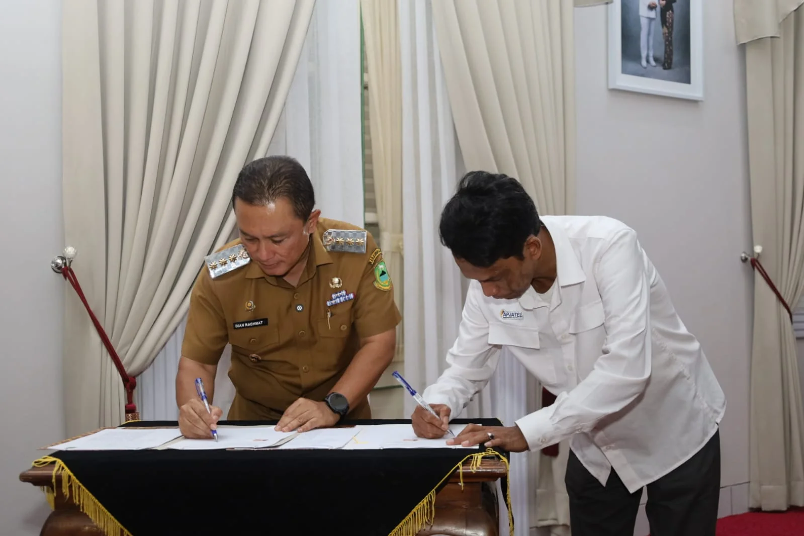 Bupati Kuningan, Dr. H. Dian Rachmat Yanuar, M.Si., bersama Ketua Koordinator Wilayah APJATEL Jawa Barat, Yudiana Arifin.Dok-IKP/Diskominfo Kuningan