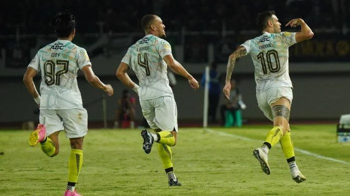 Selebrasi Tyronne del Pino, nomor punggung 10, saat melawan PSS Sleman.