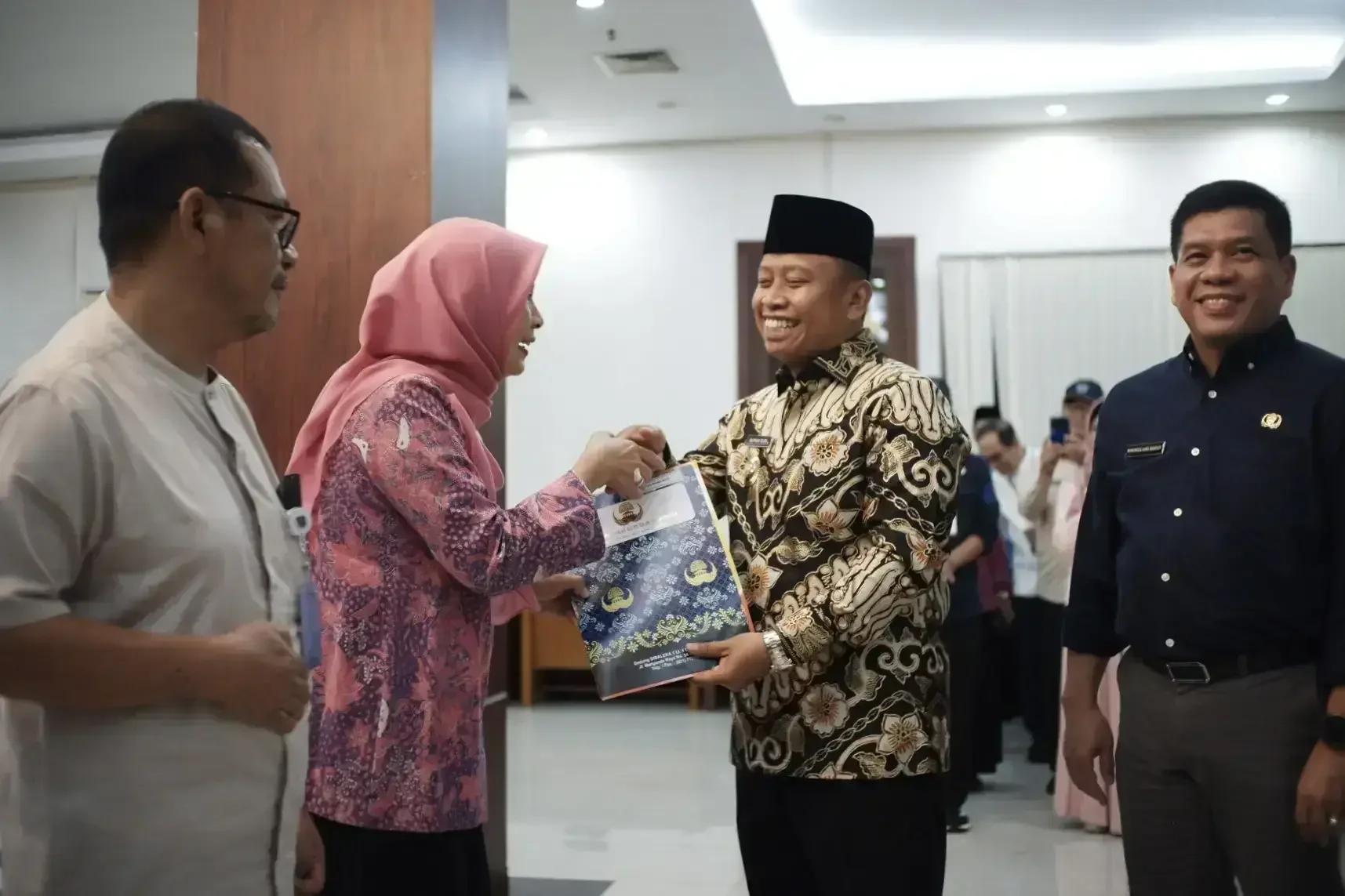 Wali Kota Depok, Supian Suri didampingi Sekretaris Daerah (Sekda), Mangnguluang Mansur menyerahkan Surat Keputusan (SK) Pensiun.Dok-Diskominfo Depok