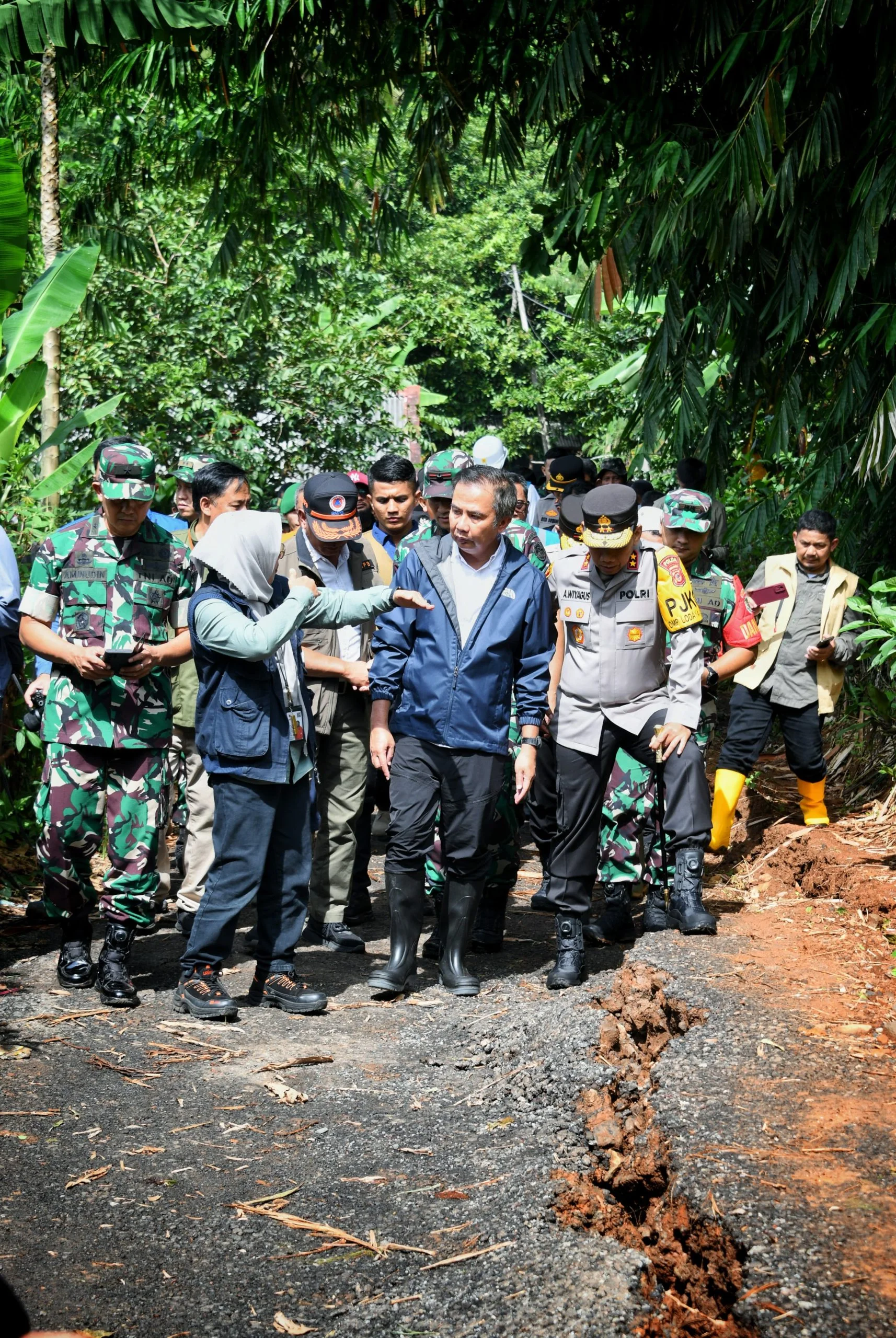 Tinjau lokasi bencana di kab Sukabumi,keselamatan warga prioritas utama (foto Dok ist)