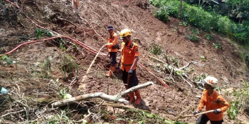 Longsor di Kabupaten Sukabumi, Jawa Barat, Minggu, 9 Maret 2025.