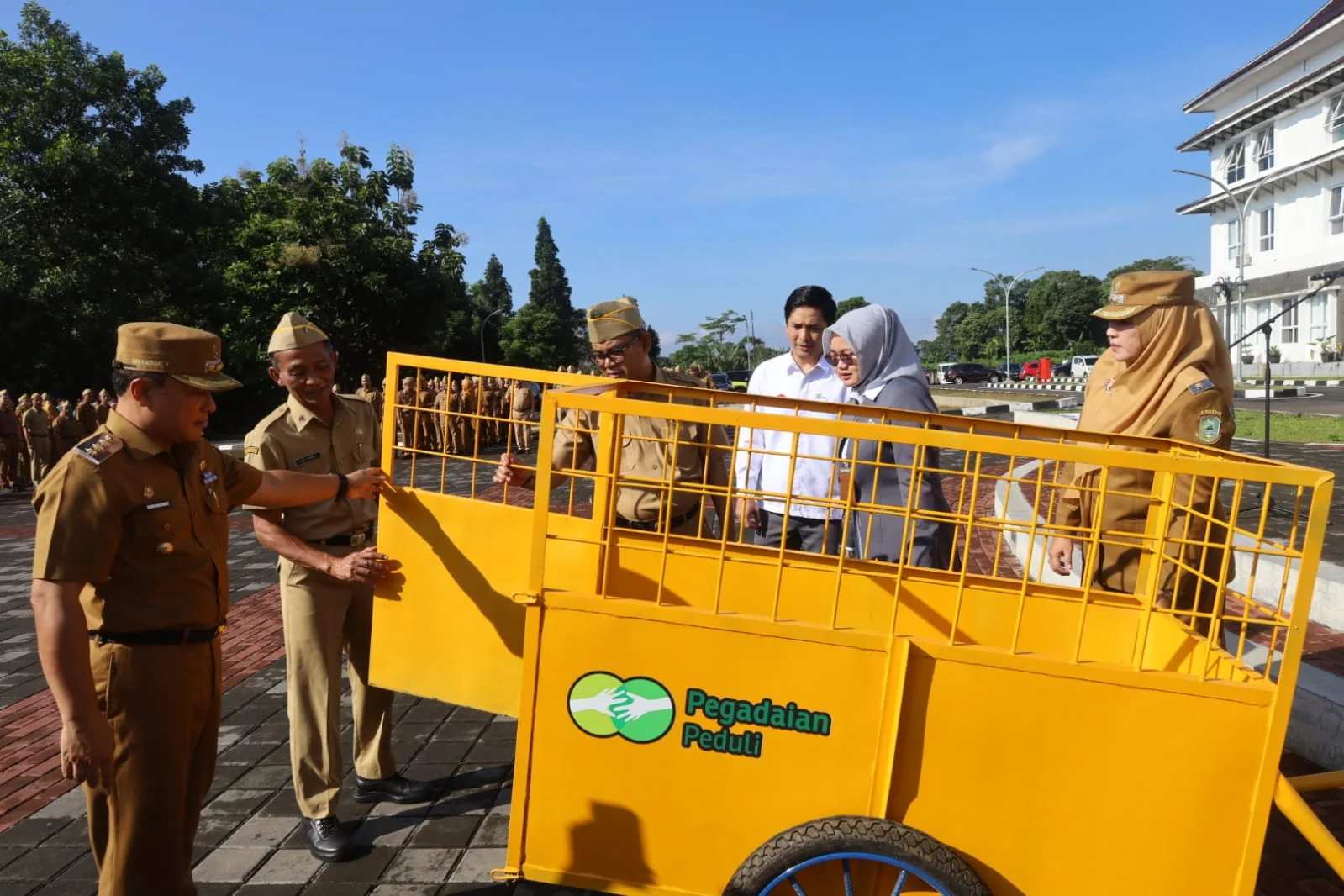 PT Pegadaian Cabang Kuningan. Penyerahan dilakukan secara simbolis kepada Bupati Kuningan Dr. H. Dian Rachmat Yanuar, M.Si., didampingi Wakil Bupati Kuningan Tuti Andriani, S.H., M.Kn. dan Sekretaris Daerah Kabupaten Kuningan Uu Kusmana, S.Sos., M.Si.,Dok