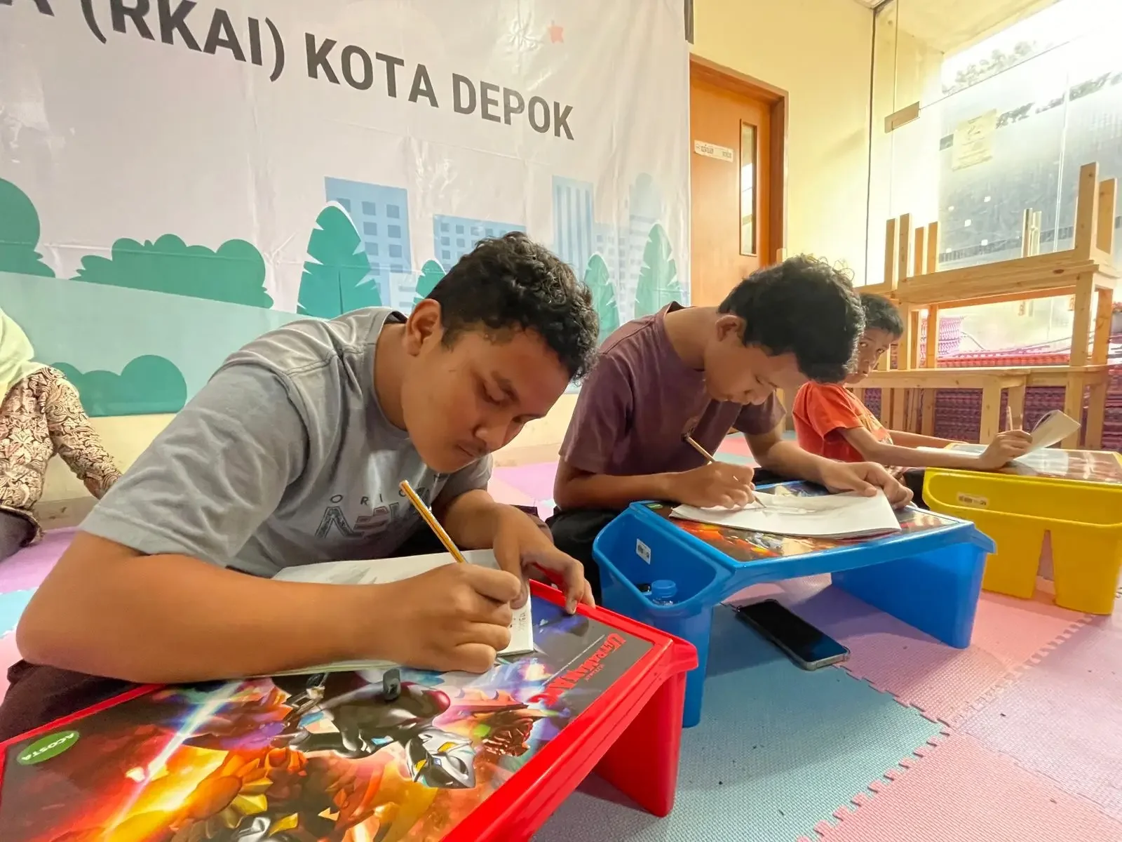 Anak istimewa yang mengikuti pelatihan menggambar pada program RKAI. (Foto: JD 01/Diskominfo Depok).