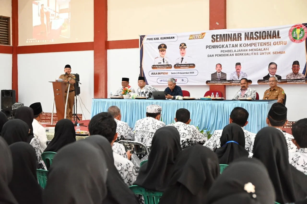 Bupati Kuningan Dr. H. Dian Rachmat Yanuar, M.Si membuka kegiatan Diklat Kompetensi Guru sekaligus menutup rangkaian peringatan Hari Ulang Tahun (HUT) ke-80 Persatuan Guru Republik Indonesia.(IKP/DISKOMINFO/PROKOMPIM)