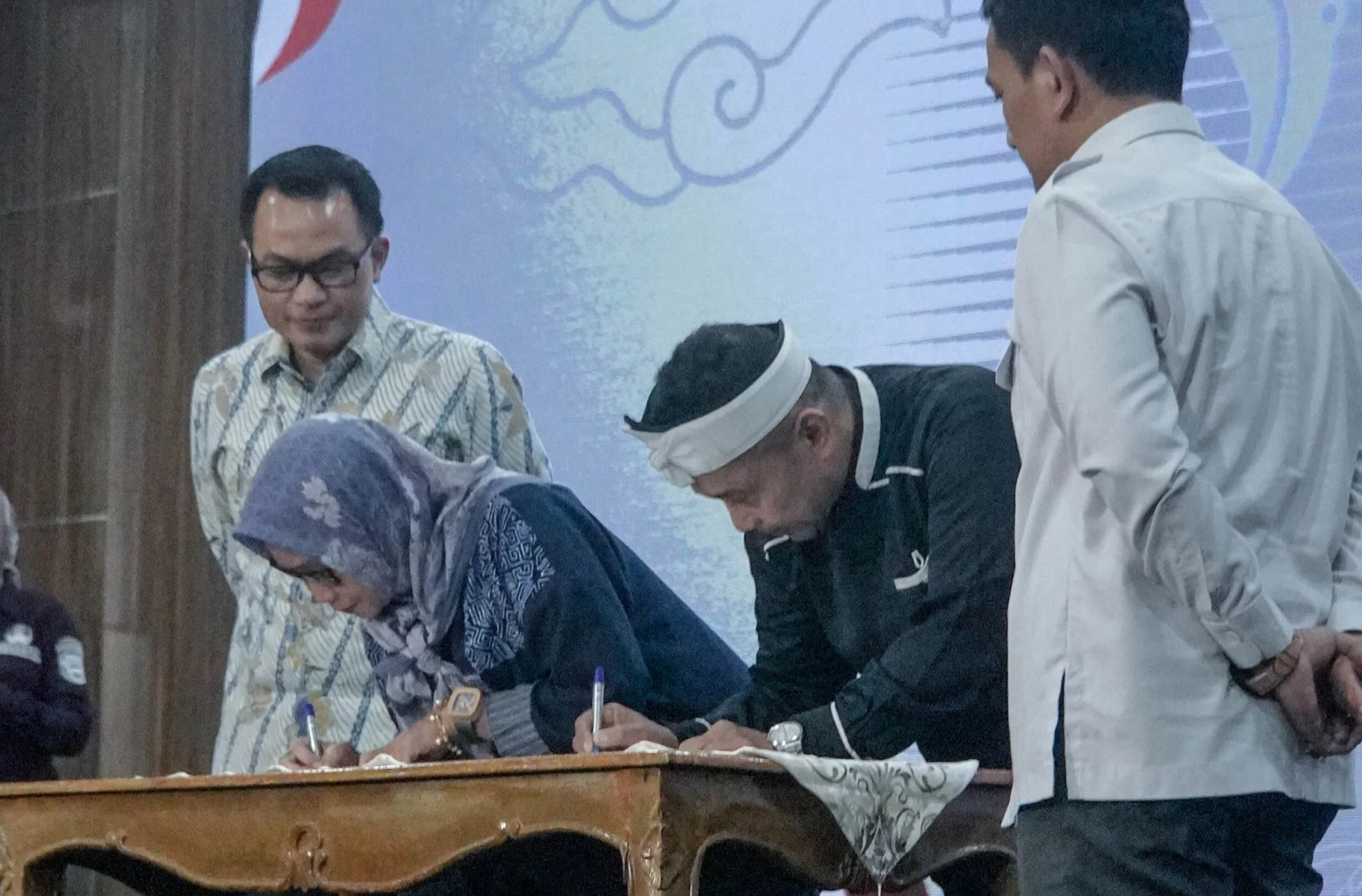 Kepala Dinas Pendidikan Jabar, Wahyu Mijaya serta seluruh pejabat struktural Disdik Jabar menghadiri kegiatan Jabar Istimewa Ngariung di Balai Sawala Yudistira, Kab. Purwakarta, Jumat, 21 Maret 2025.