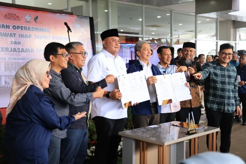 Bupati Bogor, Rudy Susmanto, bersama Wali Kota Bogor, Dedie A. Rachim, melakukan penandatanganan Perjanjian Kerja Sama (PKS) antara Pemerintah Kabupaten Bogor dan Pemerintah Kota Bogor terkait pengelolaan Tempat Pembuangan Akhir Sampah (TPAS) Galuga.Ist