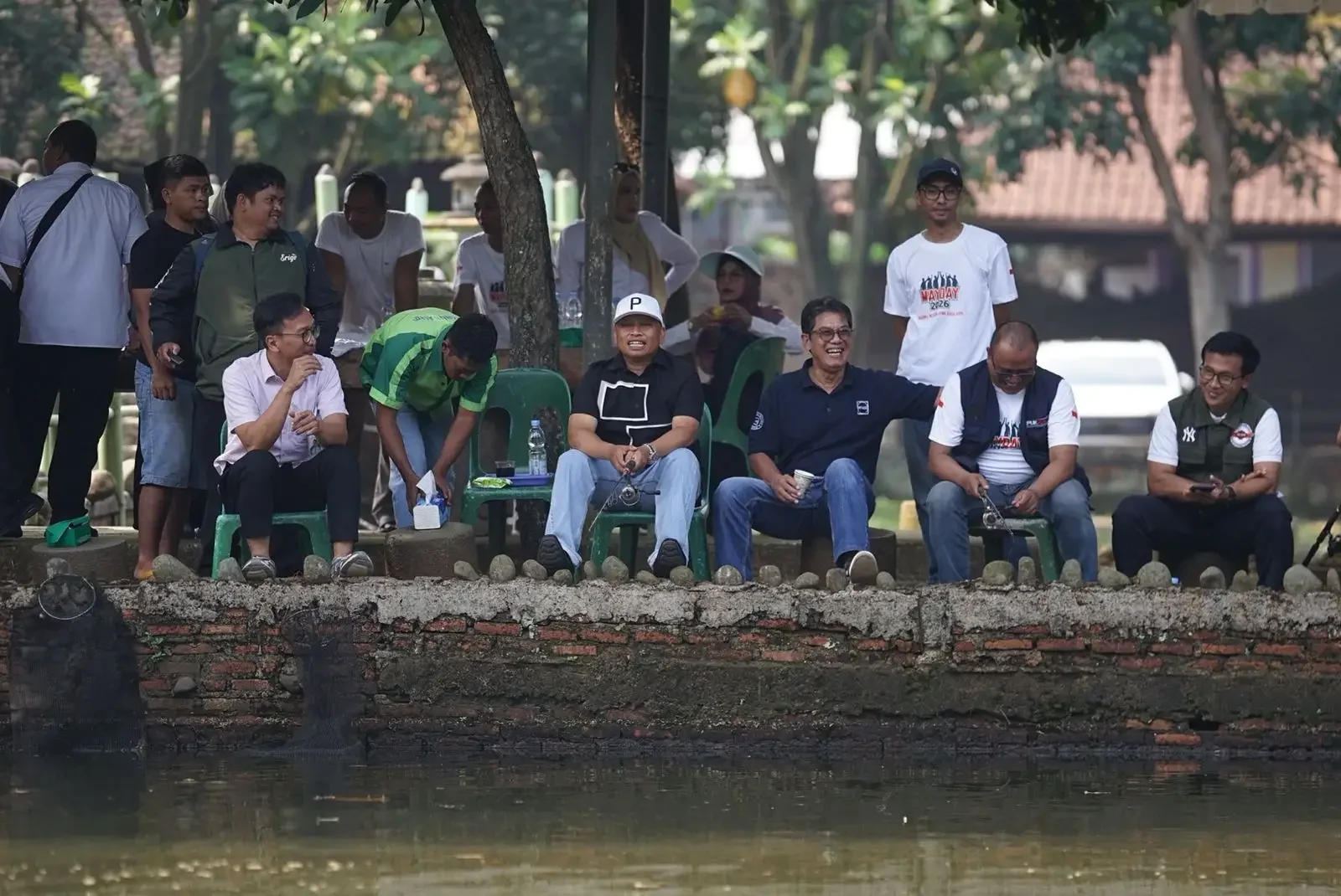 Wali Kota Depok, Supian Suri bersama Ketua Apindo Kota Depok, Wahyu Isnaini dan serikat buruh yang ada di Kota Depok mancing bareng dalam rangka memperingati May Day 2026 di Rumah Kabeda, Kecamatan Beji, Rabu (13/05/26). (Foto : Diskominfo Depok).
