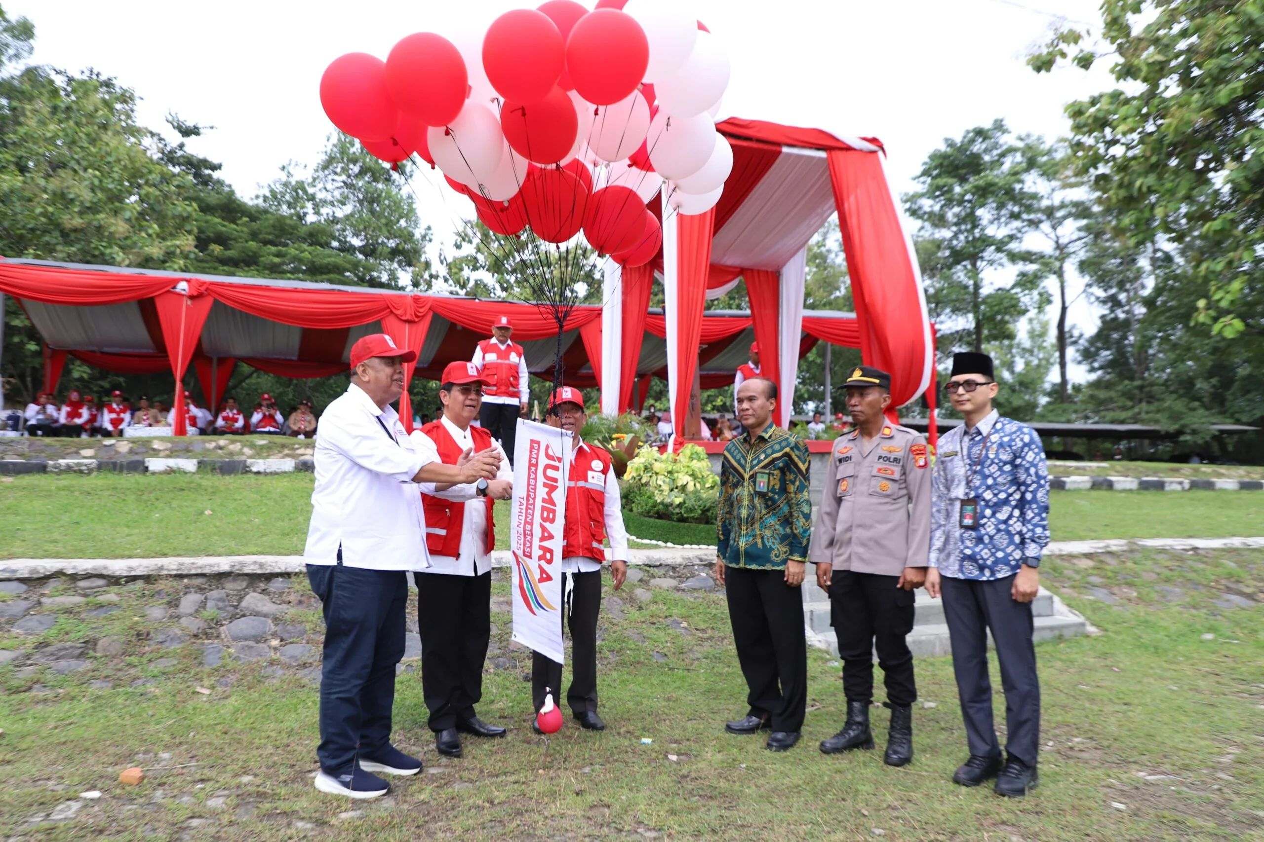 PMI Kabupaten Bekasi menggelar Jumpa Bakti Gembira (Jumbara) PMR Tahun 2025, kegiatan secara resmi dibuka oleh Asda-1 Setda Kabupaten Bekasi Hudaya. Bertempat di Buper Karang Kitri, Kecamatan Bojongmangu. Jum'at, (14/11/2025). Foto : Endar Raziq B/Diskomi