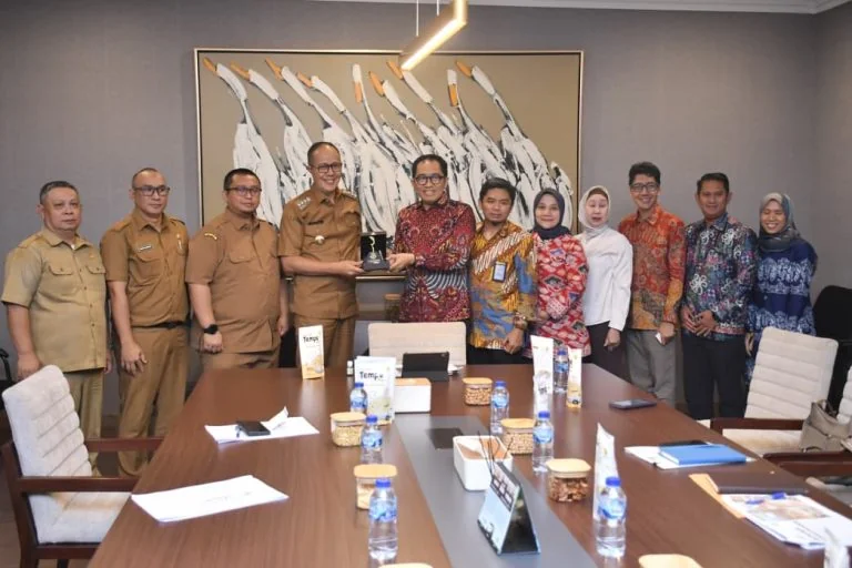 Wali Kota Sukabumi Ayep Zaki bersama jajaran aparatur Dinas Koperasi, UKM, Perindustrian dan Perdagangan Kota Sukabumi, di terima Wakil Menteri Perindustrian Faisol Reza.Dok-Diskomimfo Kota Sukabumi