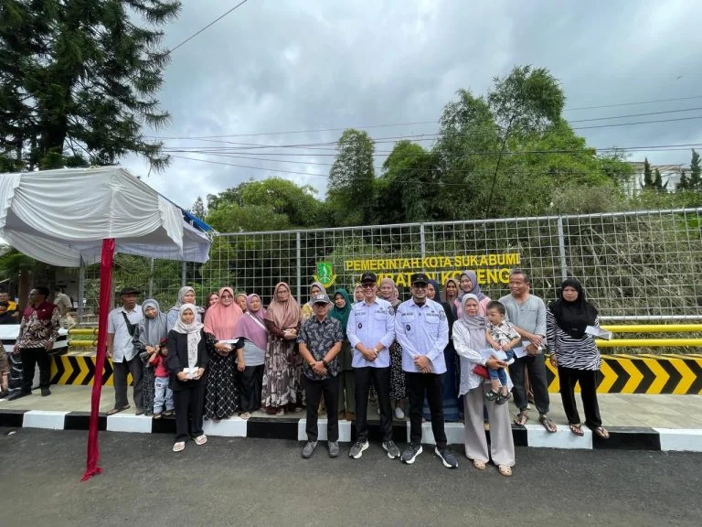 Wali Kota Sukabumi Ayep Zaki didampingi Wakil Wali Kota Bobby Maulana meresmikan Jembatan Kopeng.Ist