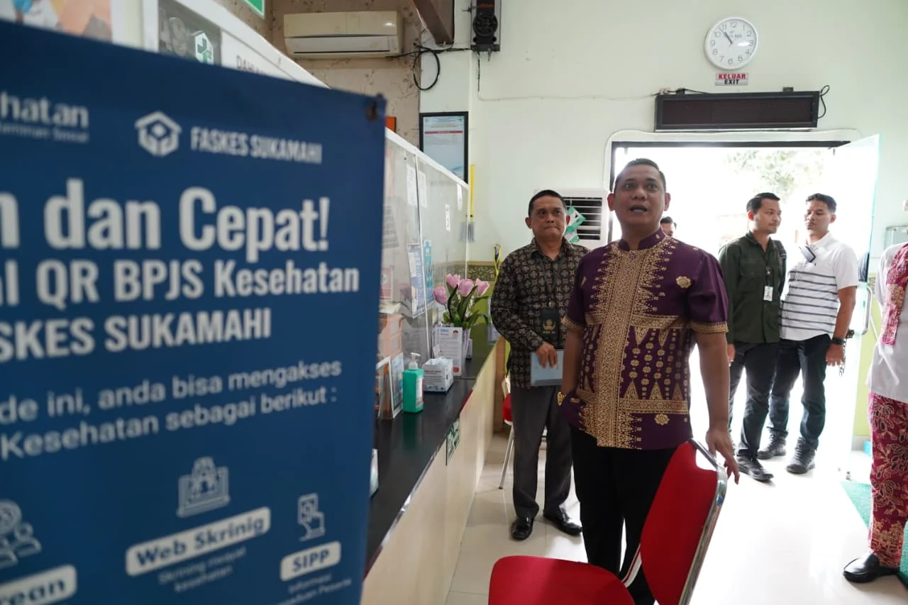 SIDAK : Mengawali hari pertama kerja di tahun 2026, Plt. Bupati Bekasi, dr. Asep Surya Atmaja, melakukan inspeksi mendadak (sidak) ke sejumlah perangkat daerah dan kecamatan, di Kompleks Pemkab Cikarang Pusat, pada Jumat (02/01/2026). Sidak ini dilakukan