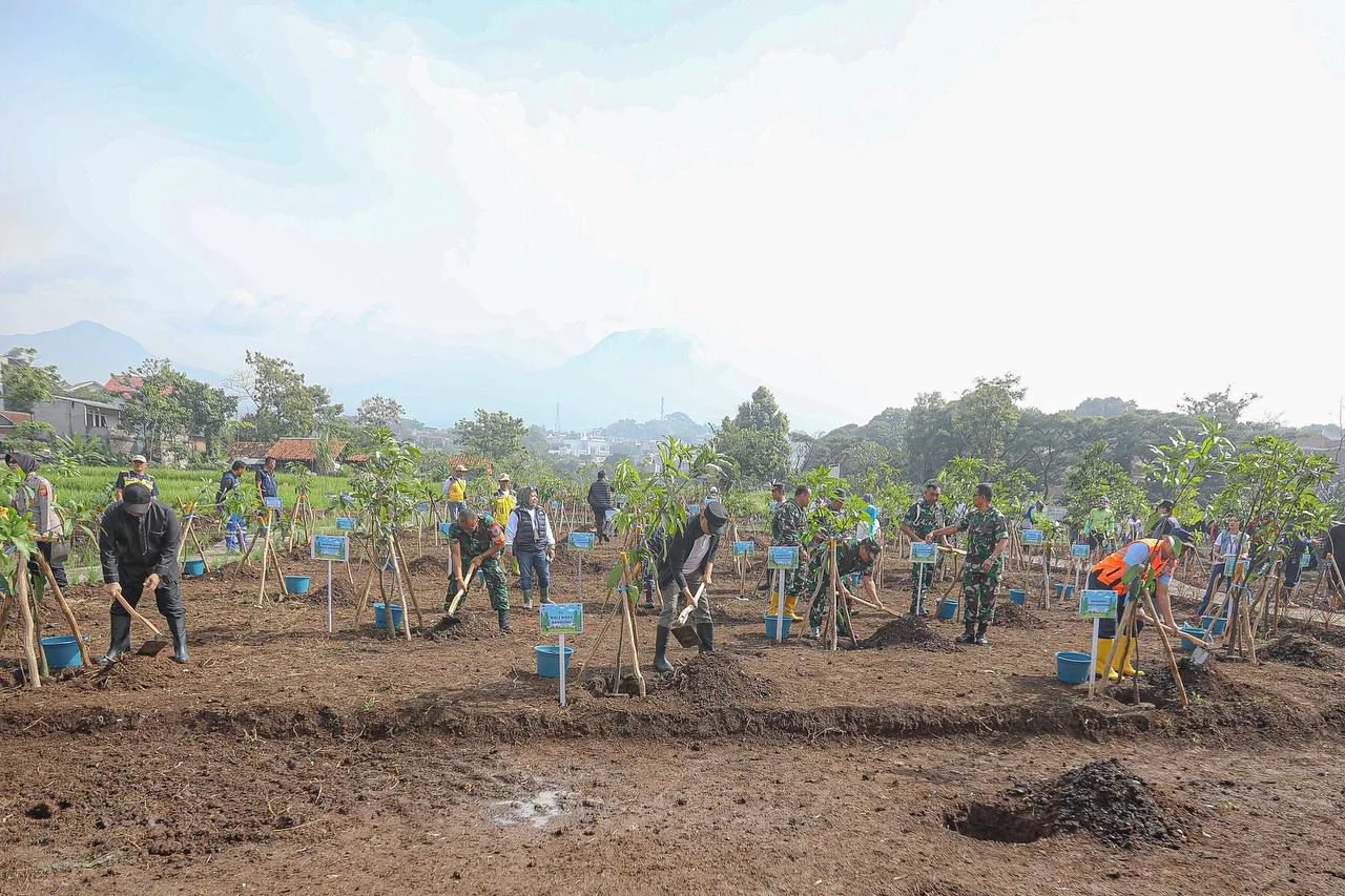 Wali Kota Bandung, Muhammad Farhan, menegaskan pohon dan Ruang Terbuka Hijau (RTH) merupakan sumber kehidupan sekaligus bagian penting dari ekosistem kreatif Kota Bandung.Dok-Diskomimfo Kota Bandung