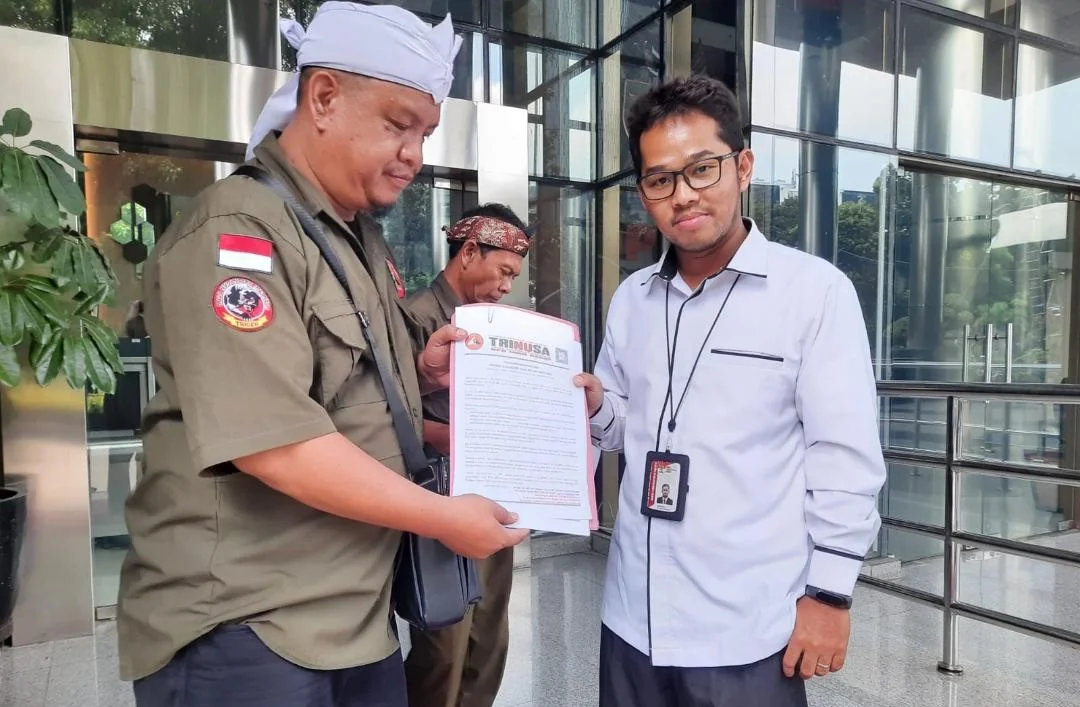 Ait M Sumarna, Ketua LSM Trinusa DPD Jawa Barat saat menyerahkan berkas ke Humas KPK di gedung KPK, Senin, 5 Mei 2025 lalu.