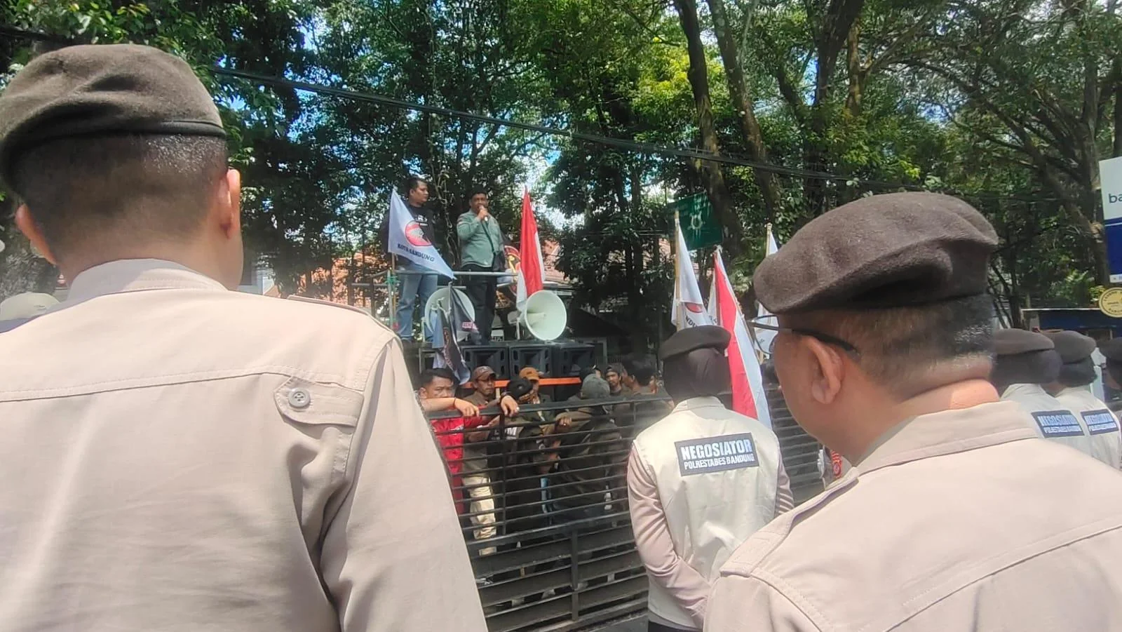 Ketua LSM Trinusa Jawa Barat, Ait M Sumarna berorasi saat demo di kantor Dinas Pendidikan Provinsi Jabar pada Rabu, 3 Februari 2026.