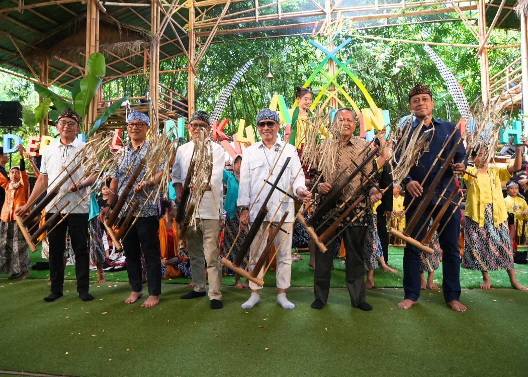 Kepala Kantor Wilayah Kementerian Hukum (Kemenkum) Jawa Barat, Asep Sutandar, didampingi sang istri, Ibu Herlina Asep Sutandar, serta Kepala Bidang Pelayanan Kekayaan Intelektual, Ery Kurniawan, Pimpinan Saung Angklung Udjo, Taufik Hidayat Udjo,dan Ketua