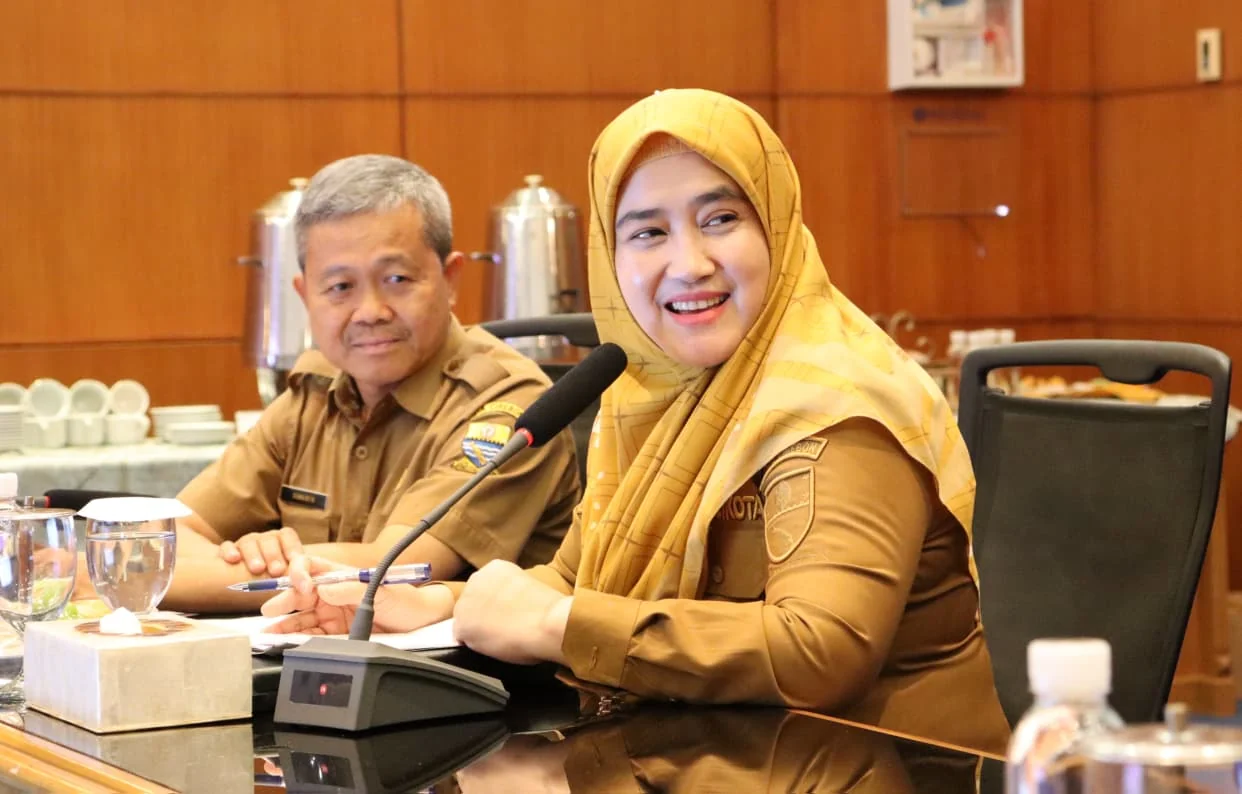 Wakil Wali Kota Cirebon, Siti Farida Rosmawati didampingi Pj Sekretaris Daerah Kota Cirebon, Sumanto.Ist