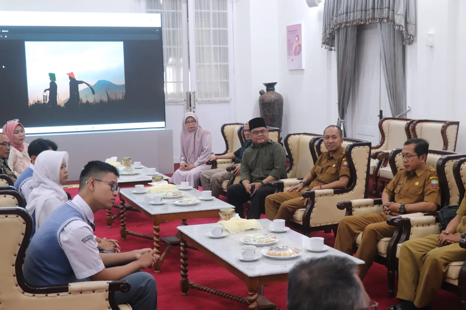 Bupati Sumedang Dony Ahmad Munir menerima audiensi tiga siswa SMAN Cimanggung berprestasi di Gedung Negara.Dok-Diskominfosanditik Sumedang