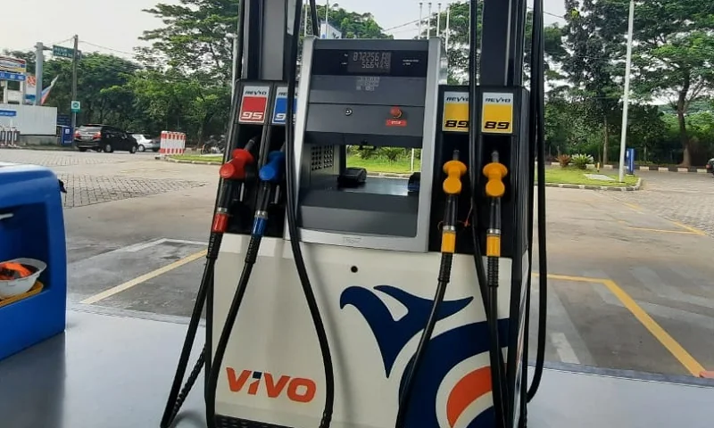 Harga BBM di SPBU BP dan Vivo Naik, Kendaraan Antre di SPBU Kota Bandung