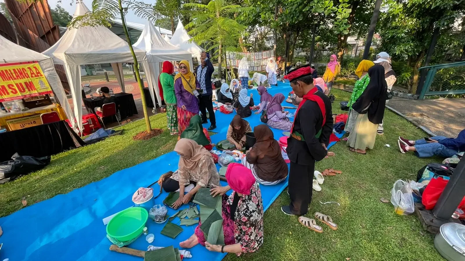 Suasana lomba numbuk uli yang berlangsung di hari kedua Lebaran Depok Tahun 2026 di Alun-alun Timur GDC. (Foto : Diskominfo Depok).