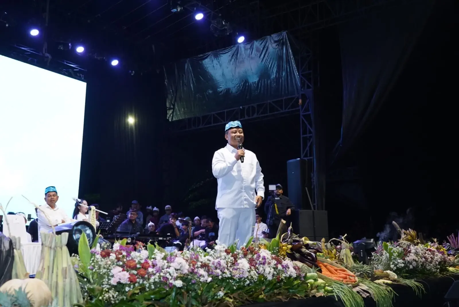 Wali Kota Depok, Supian Suri menyapa masyarakat saat puncak perayaan Hari Ulang Tahun (HUT) ke-27 Kota Depok yang digelar di Gardens at Candi Sawangan, Jumat (01/05/26). (Foto: Humas Depok)