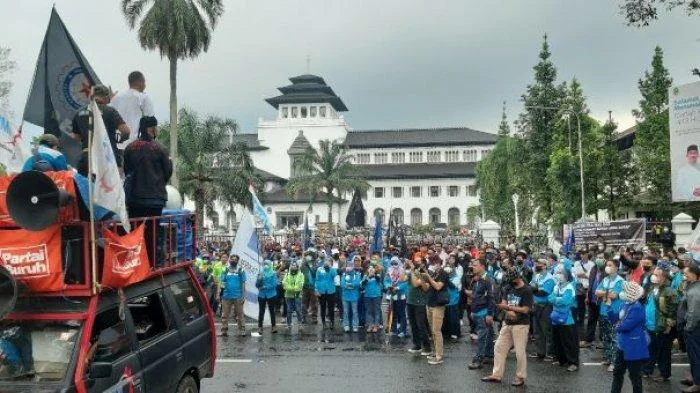 Serikat buruh yang tergabung Aliansi Buruh Jawa Barat, dan Partai Buruh akan menggelar aksi besar-besaran selama tiga hari berturut-turut di Istana Negara, Jakarta.