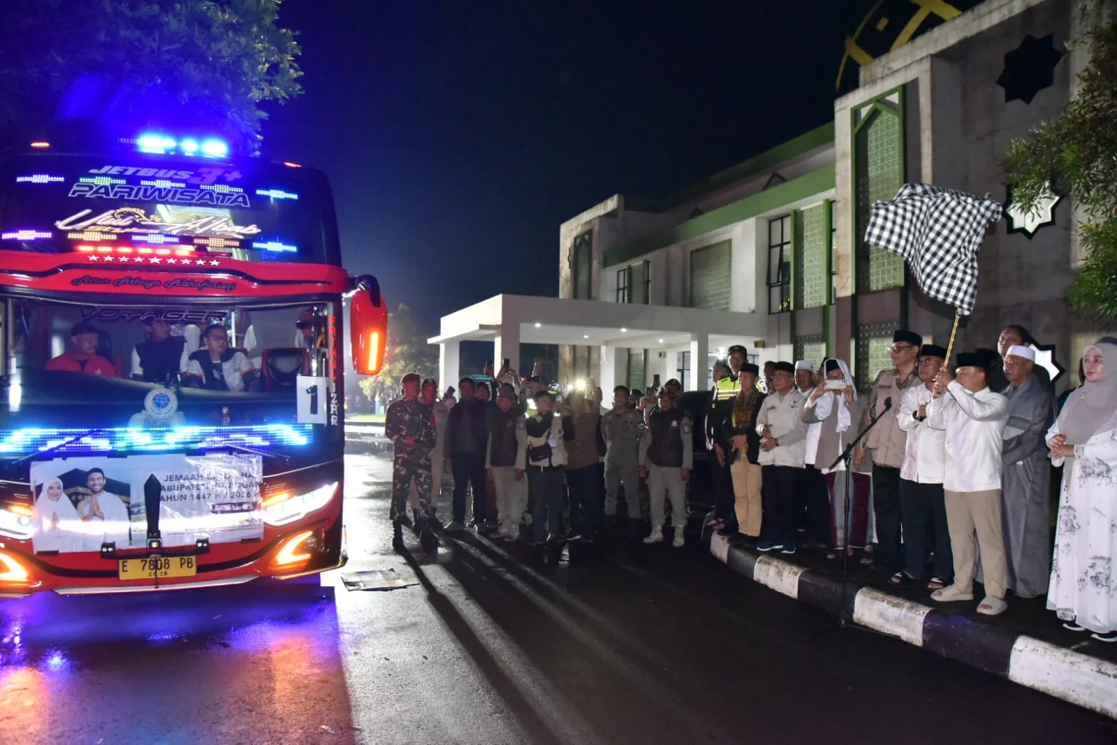 Jemaah Calon Haji Kabupaten Kuningan yang tergabung dalam Kelompok Terbang (Kloter) 39 dilepas subuh hari oleh Bupati Kuningan, H. Dian Rachmat Yanuar, M.Si, di Masjid At-Taufiq Kuningan Islamic Center.Dok-Diskominfo Kuningan