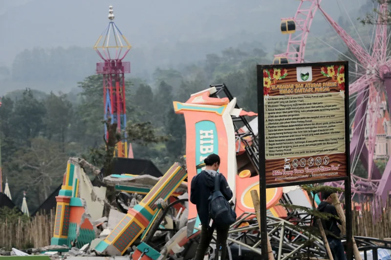 Penertiban tempat wisata Hibisc Fantasy Puncak Bogor menyisakan permasalahan lain, yaitu nasib para pekerja yang mencapai ratusan orang terancam kehilangan pekerjaan.