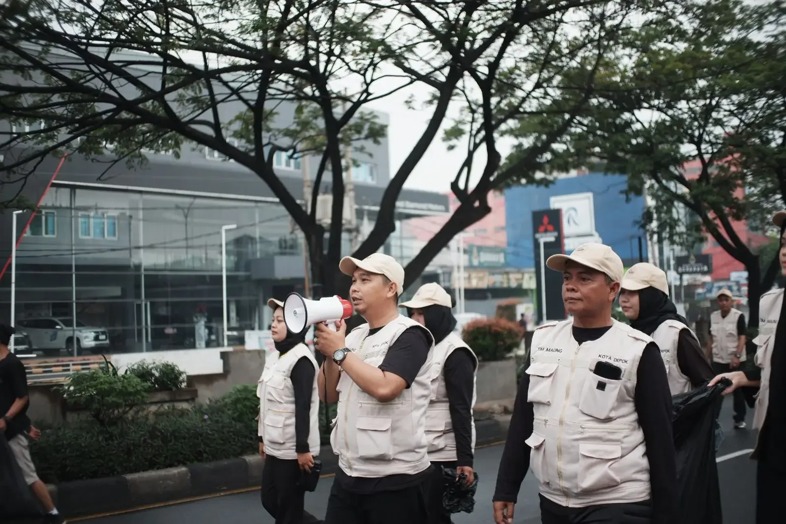 Tim Maung saat melakukan sosialisasi pentingnya menjaga kebersihan saat pelaksanaan Car Free Day (CFD) di Jalan Margonda, Minggu (22/02/26). (Foto : JD01/Diskominfo Depok)